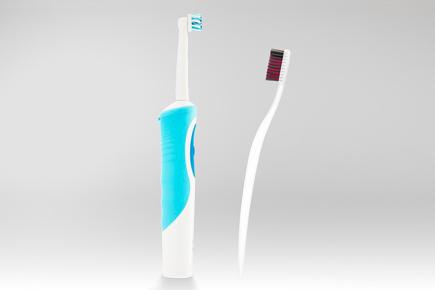 La guerra entre el cepillo de dientes eléctrico y el manual. ¿Cuál cepilla mejor?